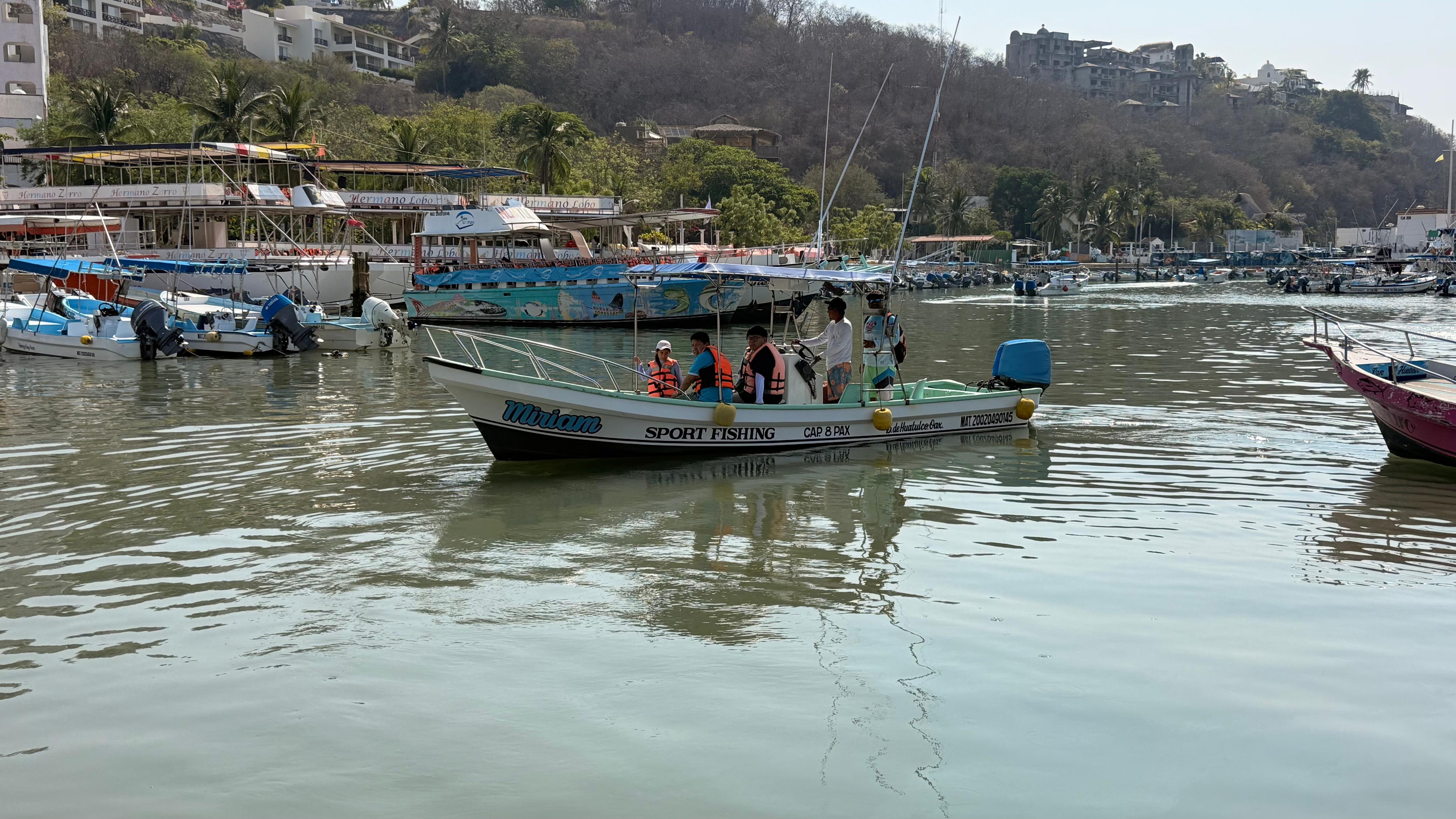 Lancha Privada| Un Viaje Inolvidable por la Costa para 13 Personas