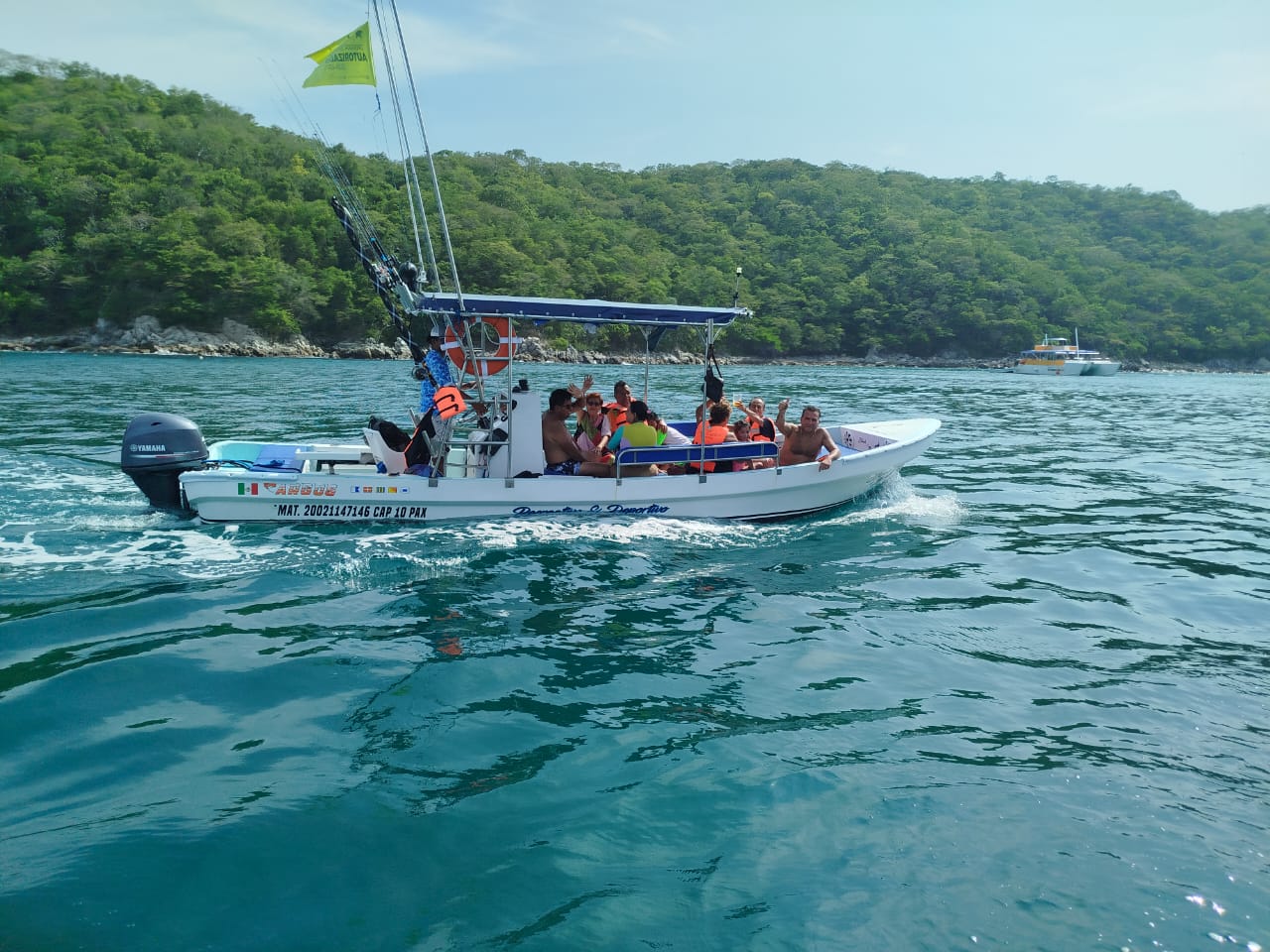 Lancha privada, por las Bahías de Huatulco, para 10 personas