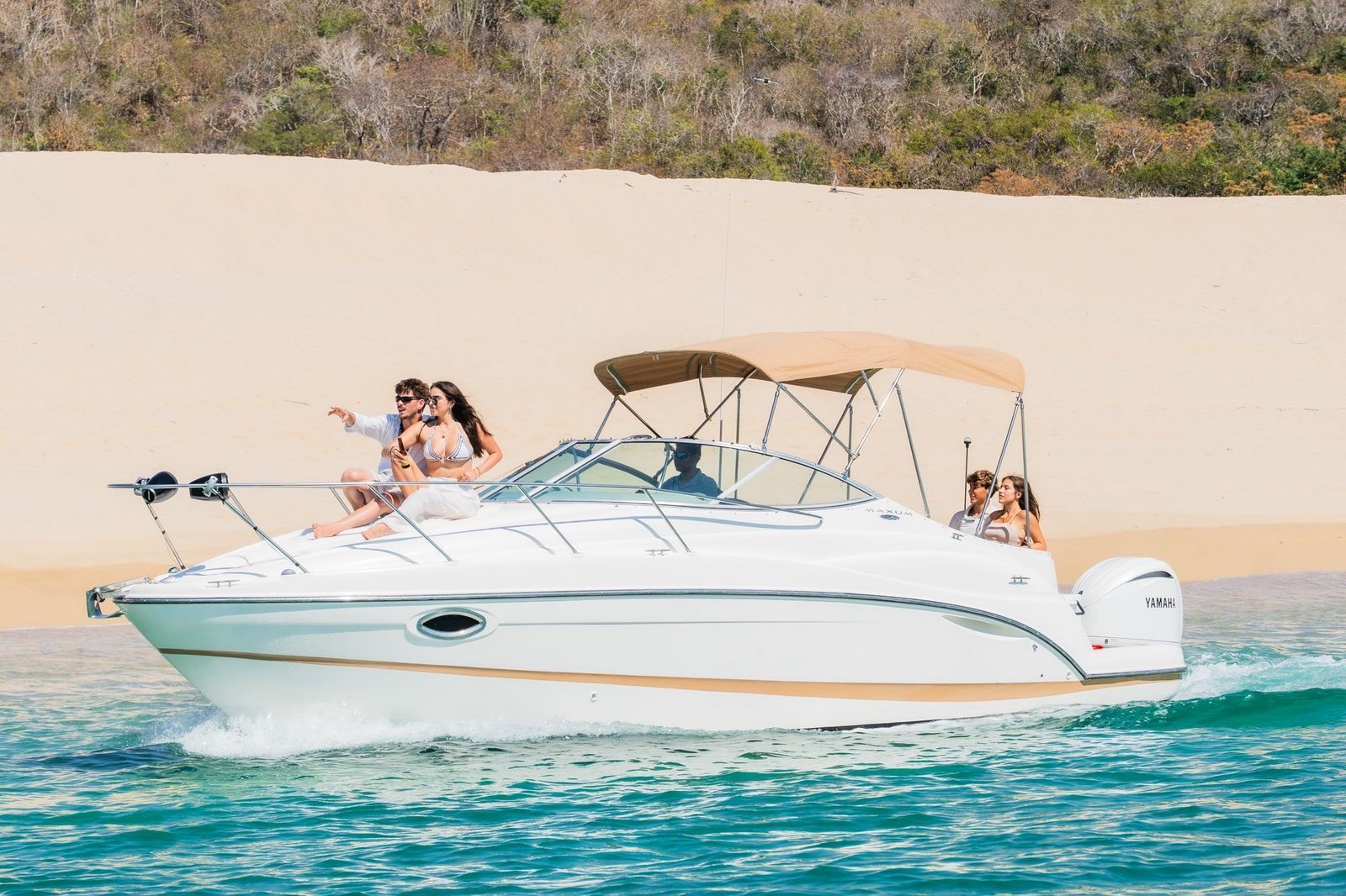 Escapada Privada en Yate para 7 personas por las Bahías de Huatulco, incluye transporte