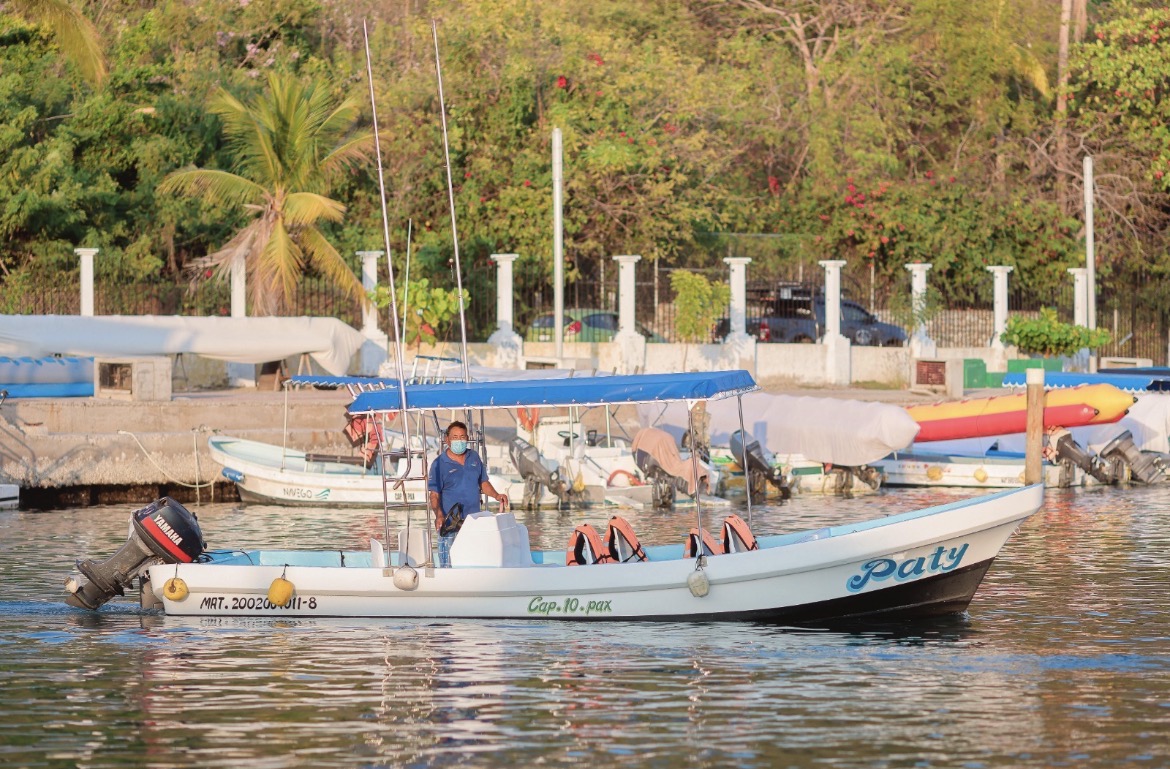 Lancha Privada | Experiencia Exclusiva en Bahías de Huatulco para 10 Personas
