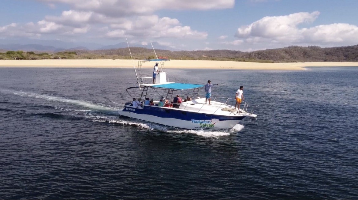 Paraíso Marino – Tour 7 Bahías en Embarcación 39 FT, equipada con bañó pará 25 personas