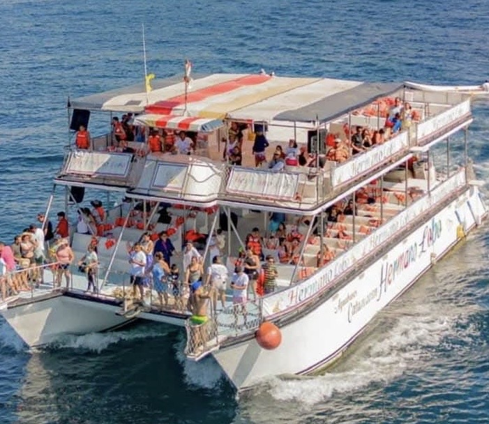 Paseó a las bahías en Catamarán