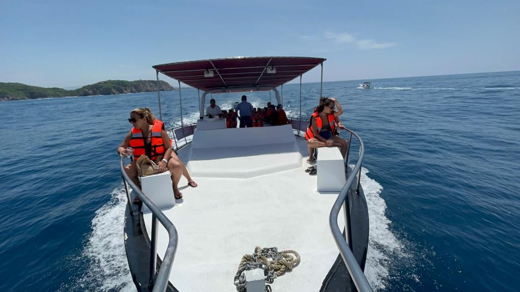 Yate para 13 pasajeros  Experiencia Privada en Huatulco 5