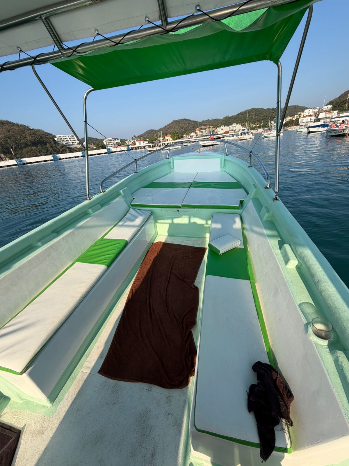 Lancha Privada| Un Viaje Inolvidable por la Costa para 13 Personas 2