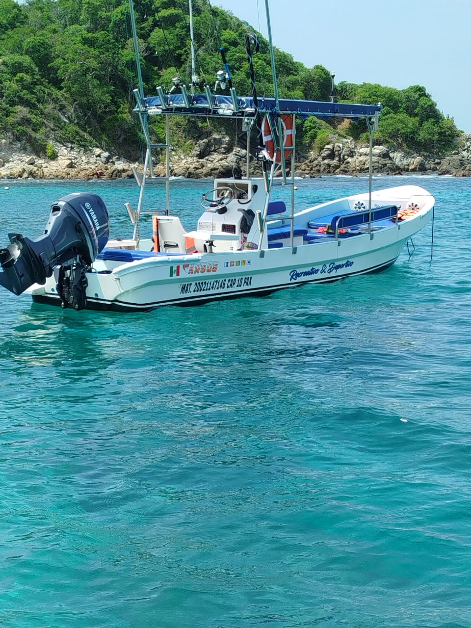 Lancha privada, por las Bahías de Huatulco, para 10 personas 2