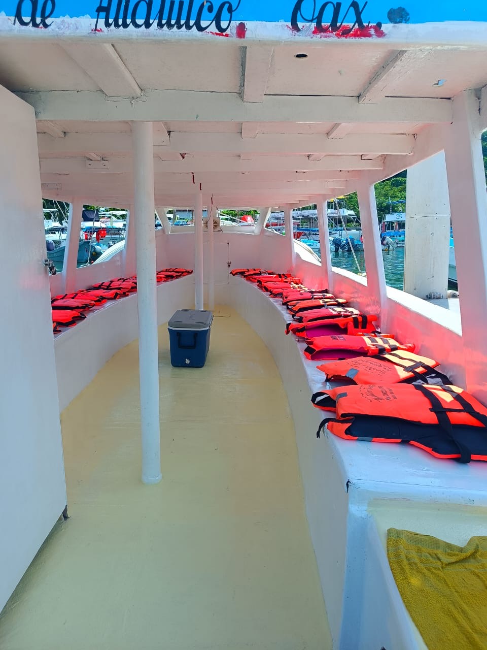 Lancha Privada | Experiencia en Bahías de Huatulco para 35 Pasajeros 2