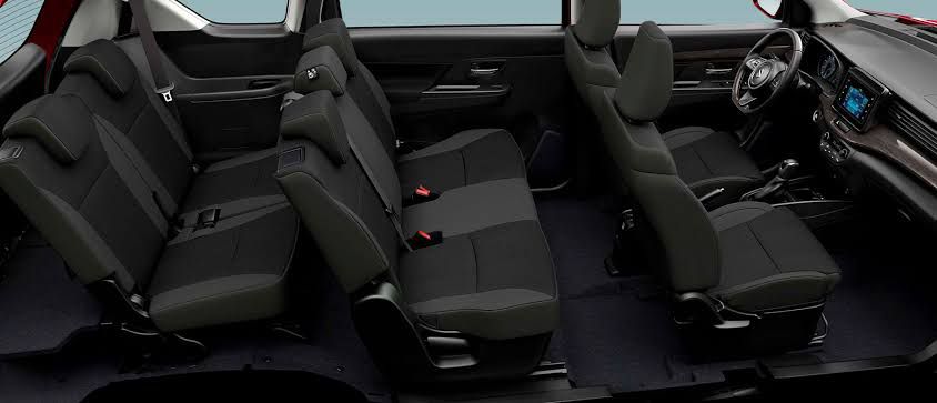 Toyota Avanza negra 3