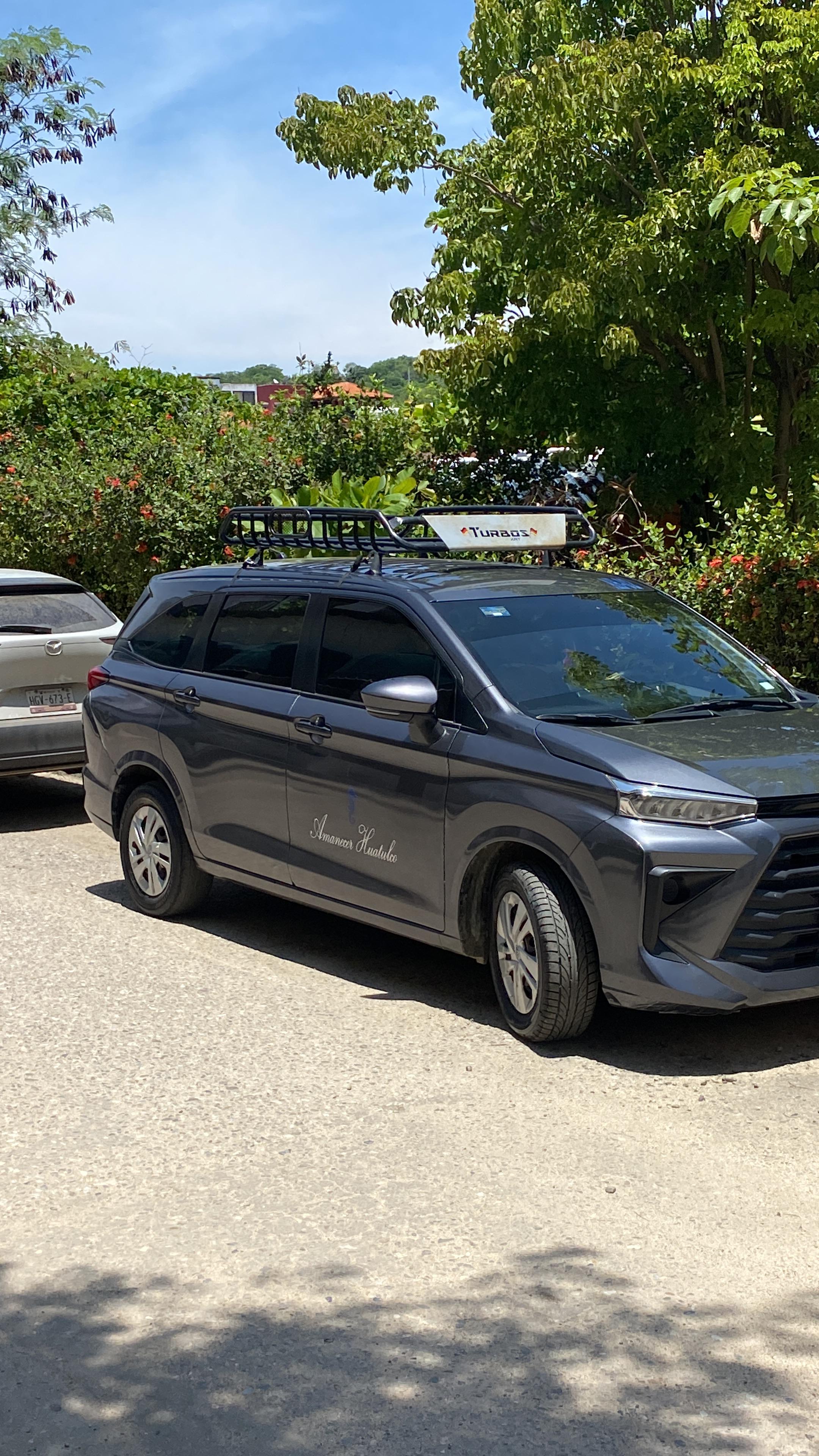 Toyota Avanza negra 2