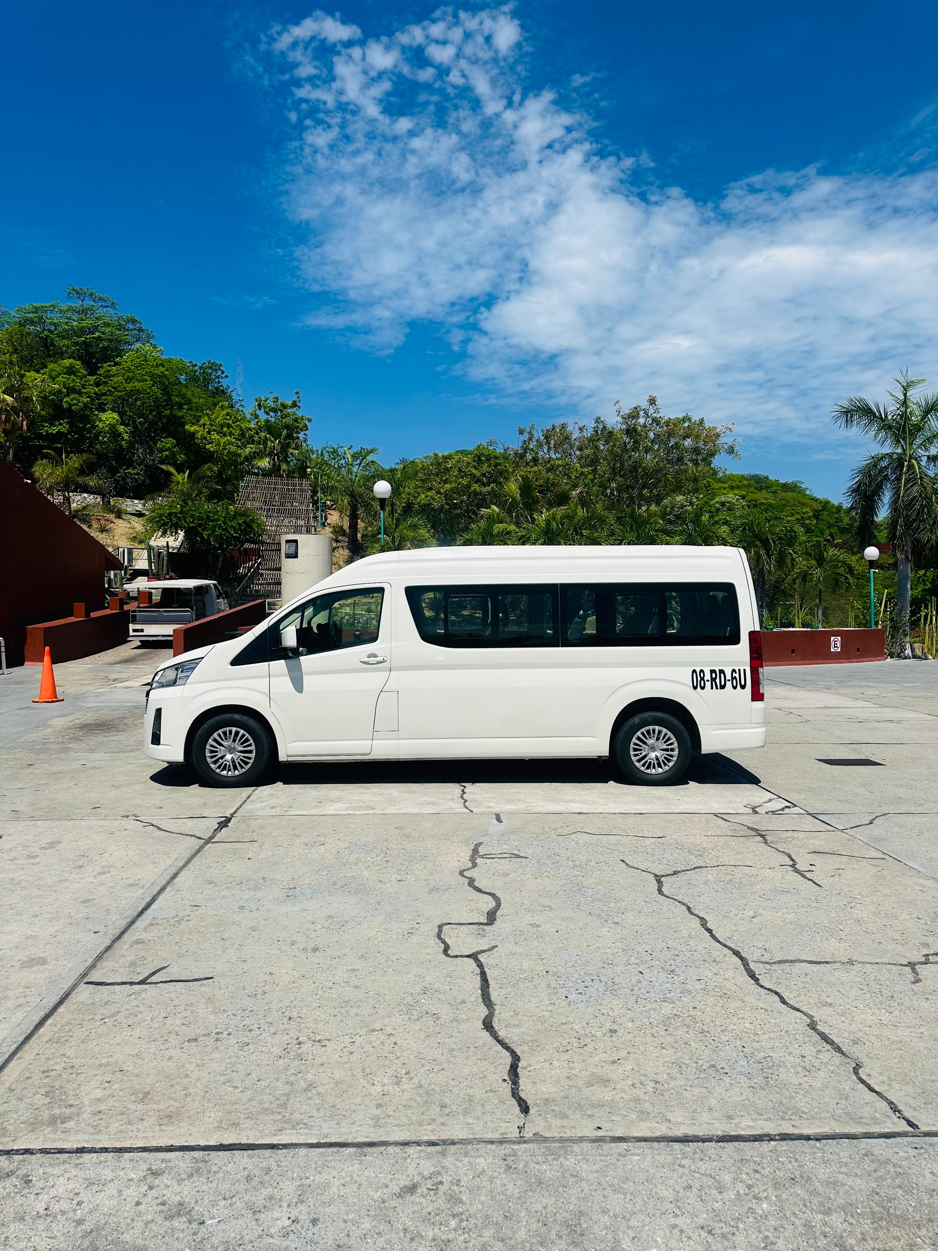 Toyota Hiace 2